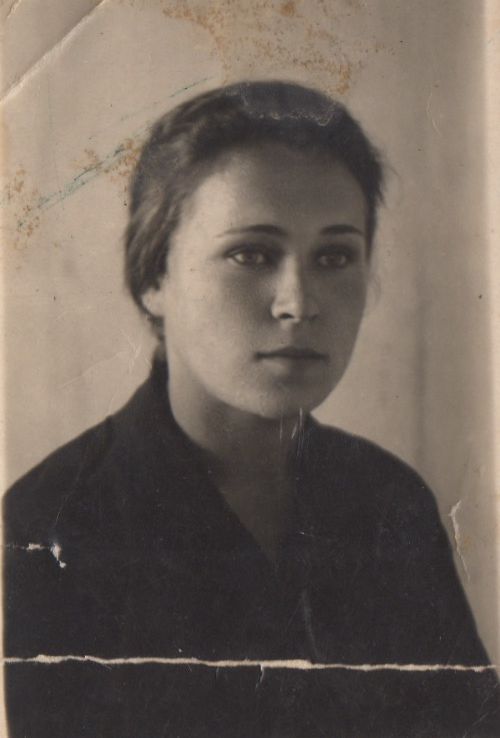 На память Наде Родионовой от подруги. Дружили на курсах предцехкомов от Сухановой Шуры Unassociated photos