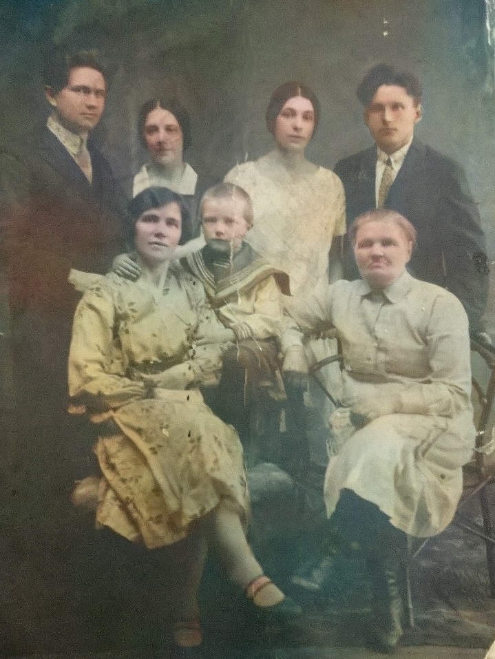 Ковалевы_ЕкМих_МарАл_ЖеняТих_1928г.jpg Валентина Осиповна Ковалева