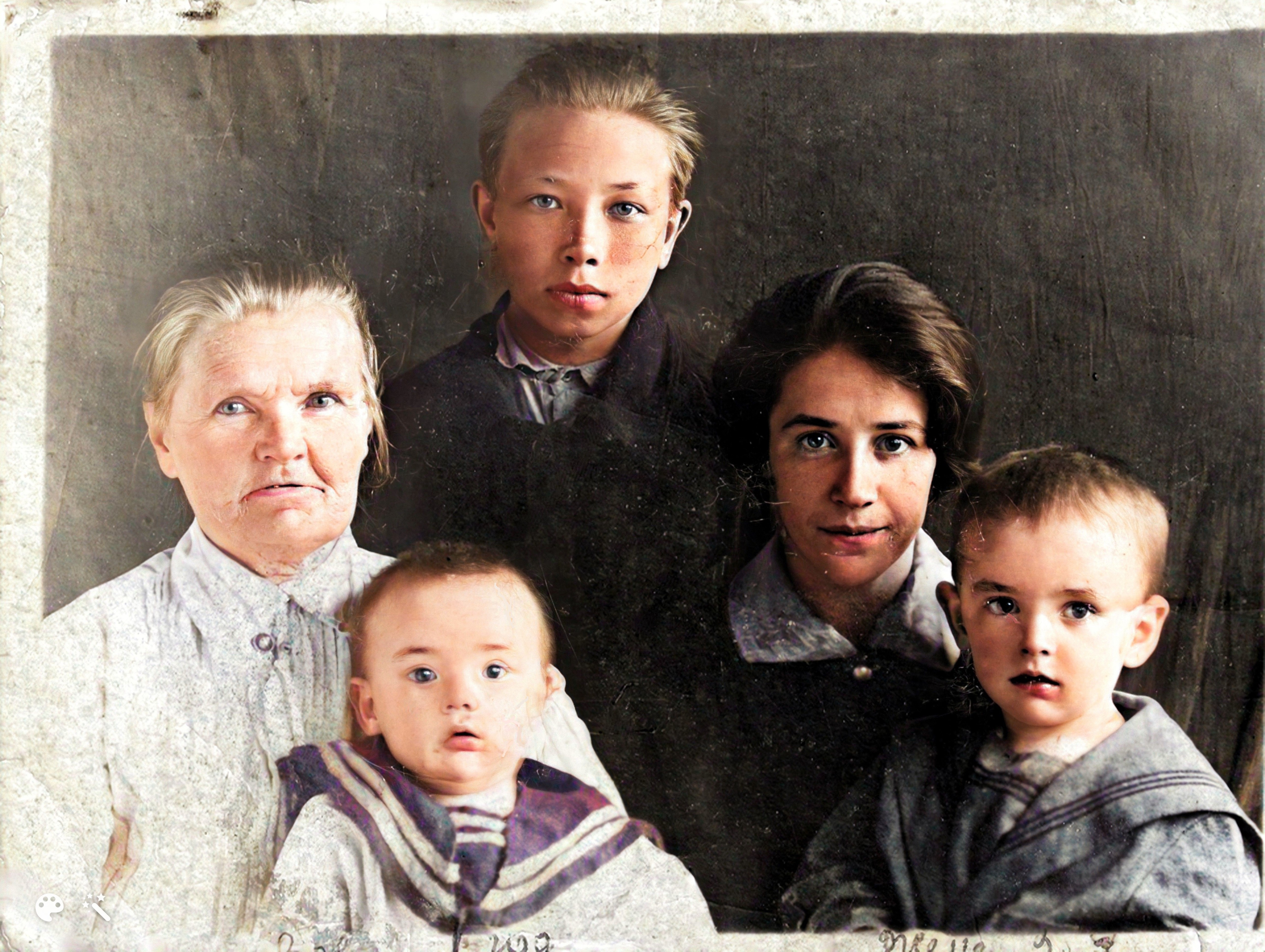 1932_ЕМ_Семья_сзади Женя Евневич_возможно-Color.jpg Валентина Осиповна Ковалева