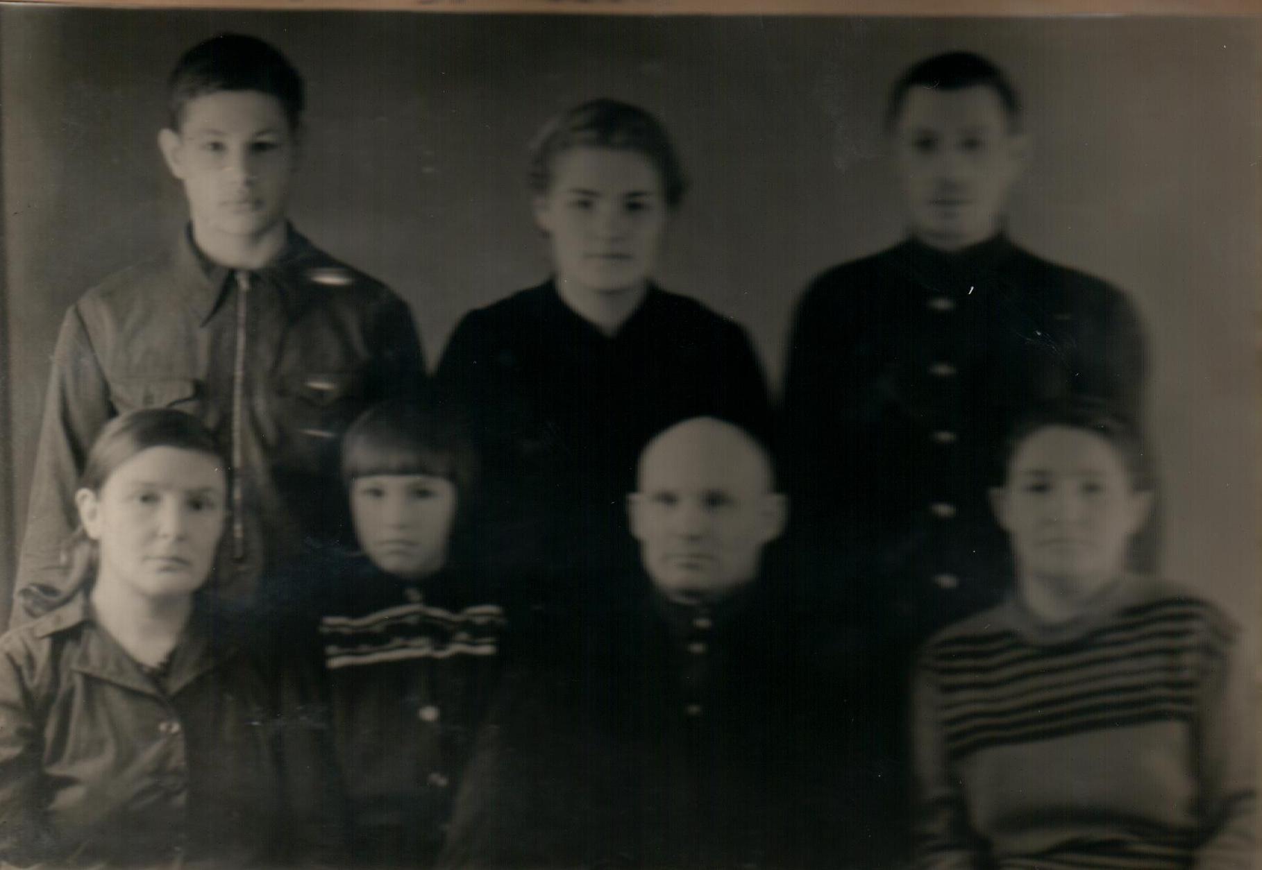 слева - направо :Анатолий Сорокин,Лина Устинова , Шихов Георгий , Марта Шихова , Тамара Шихова , Пётр Глебов , Элли Глебова Элли - Гертруда Мецлер