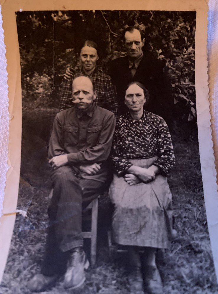 Ernestine Hammerschmidt, and Ivan (Janek) Mitsyk, her second husband. Behind is daughter Stanislava Эрнестина (Елизавета) Гаммершмидт Hammerschmidt